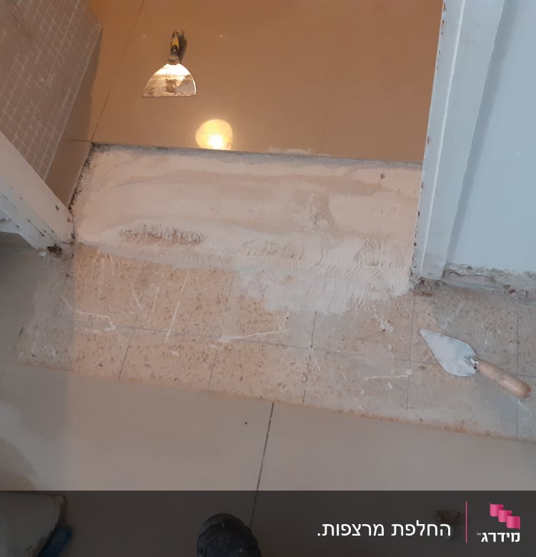 כלי עבודה ושפכטל על רצפה במהלך תיקון